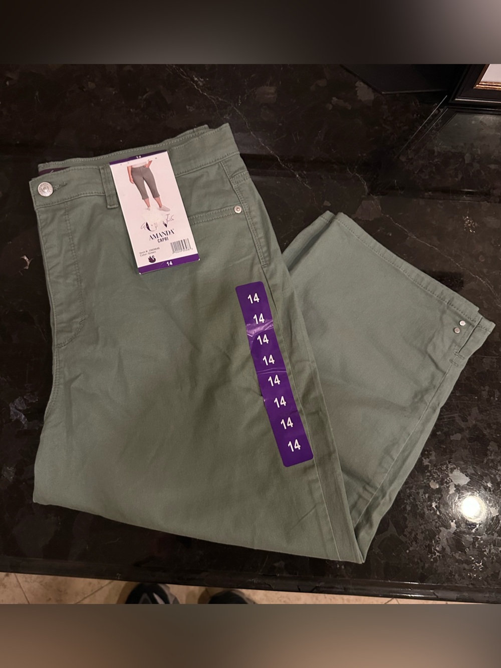 Gloria Vanderbilt Sage Green Capris